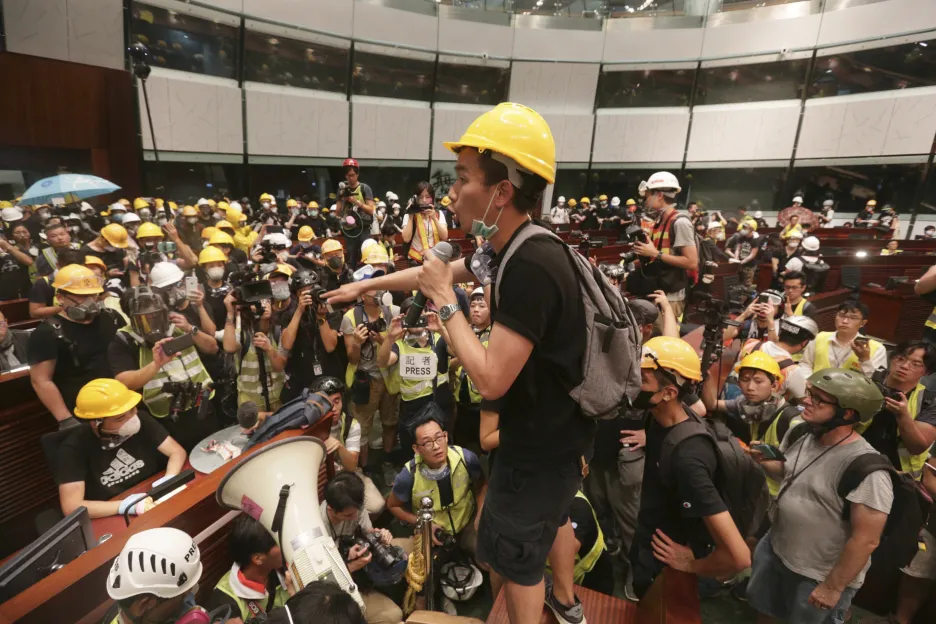 Protestující v přilbách vnikli do jednacího sálu hongkongského parlamentu