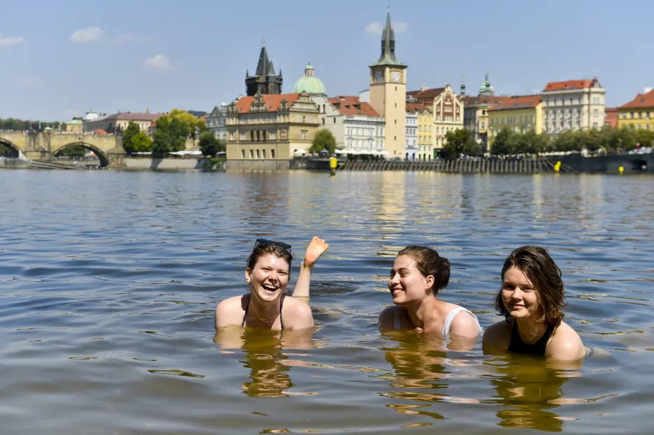 Turisté ve Vltavě