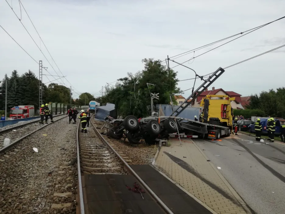 V Uhříněvsi se kamion srazil s vlakem