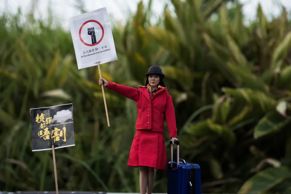 Miniatura letušky s transparentem při protestu na podporu propuštěných zaměstnanců aerolinek