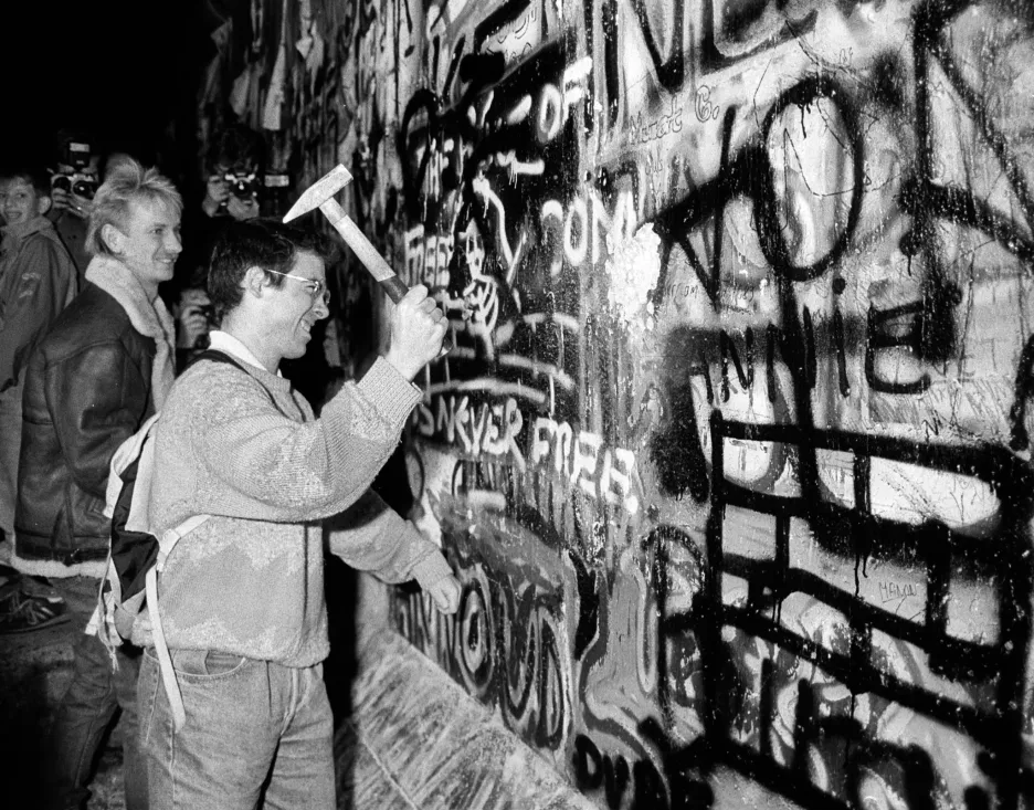 Němci 9. listopadu 1989 rozbíjejí Berlínskou zeď