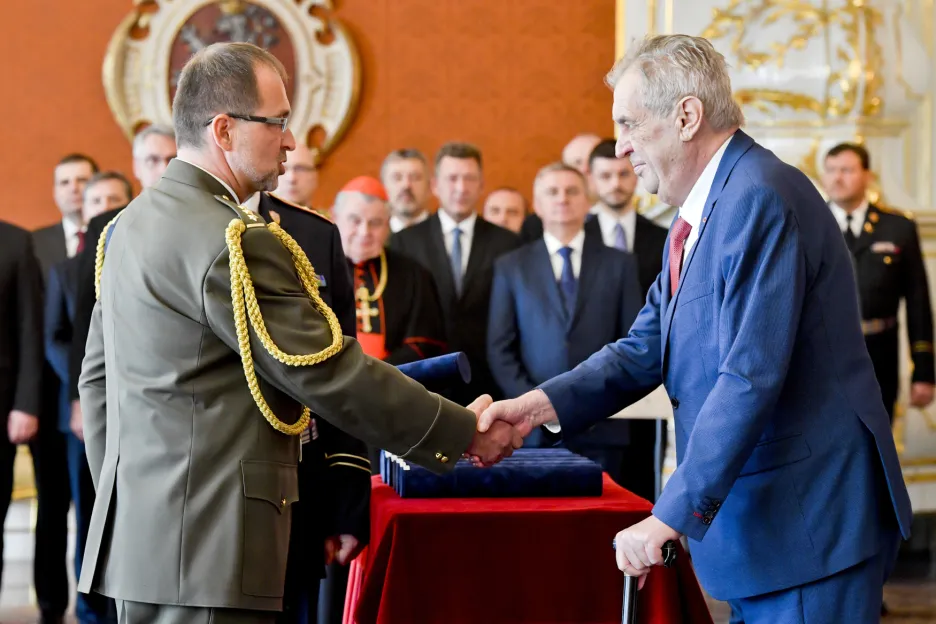Prezident Zeman povýšil do hodnosti generála sedm mužů