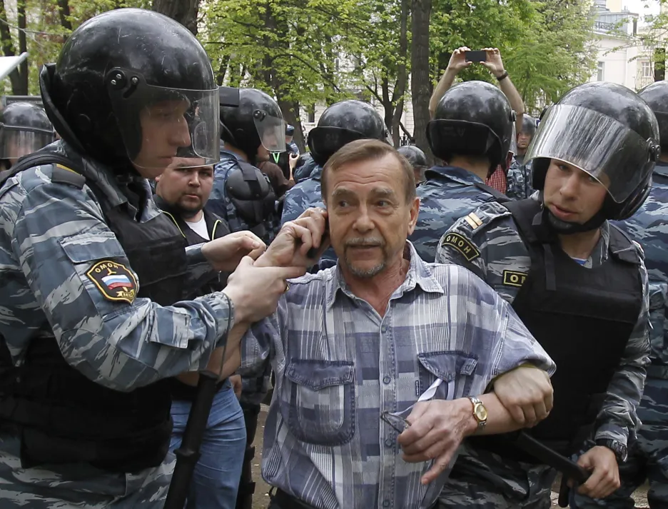 Lidskoprávní aktivista Lev Ponomarjov při zatčené během portestu v Moskvě v roce 2012
