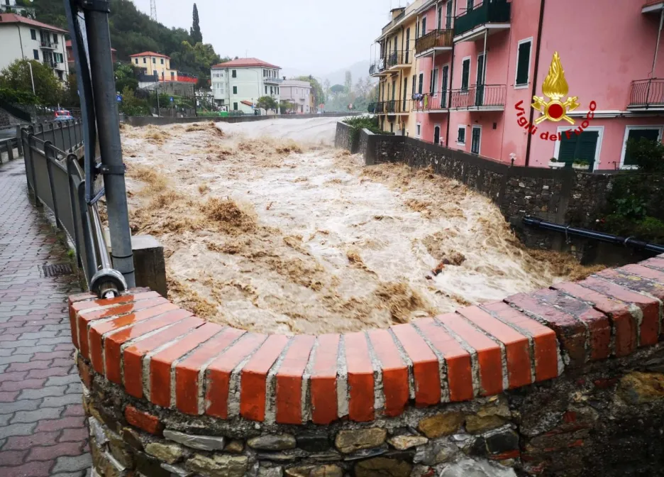 Deštěm rozvodněná řeka v italském městě Casarza Ligure