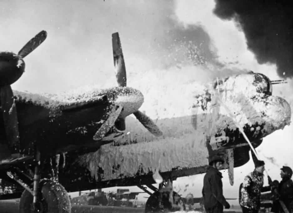 Doutnající britský bombardér Avro Lancaster