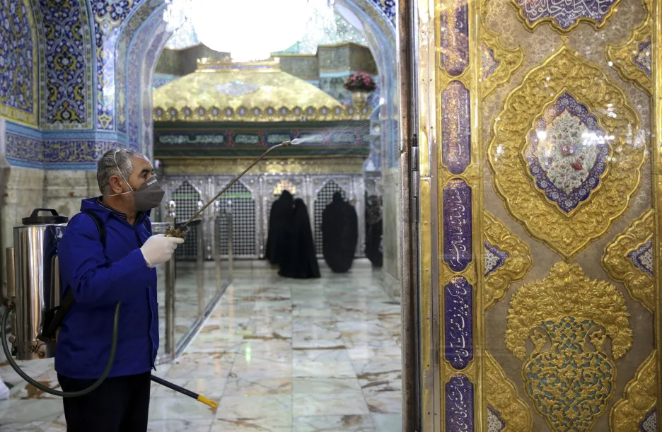 Íránci dezinfikují posvátná místa v Komu