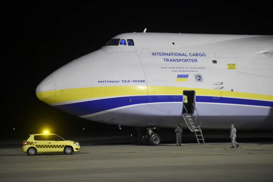 Ukrajinské letadlo Ruslan přivezlo zdravotnický materiál
