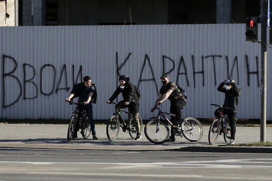 „Zaveď karanténu,“ hlásá nápis v Minsku 