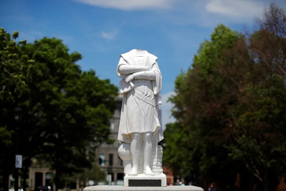 Bostonská socha Kryštofa Kolumba přišla o hlavu
