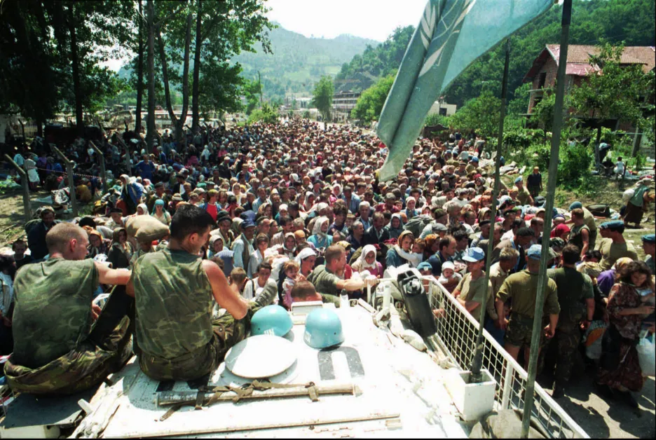 Uprchlíci ze Srebrenice na základně OSN v Potočari (červenec 1995)