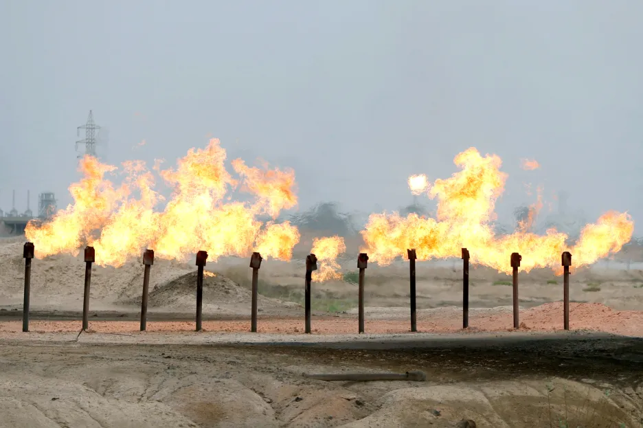 Ropné pole poblíž Basry v Iráku