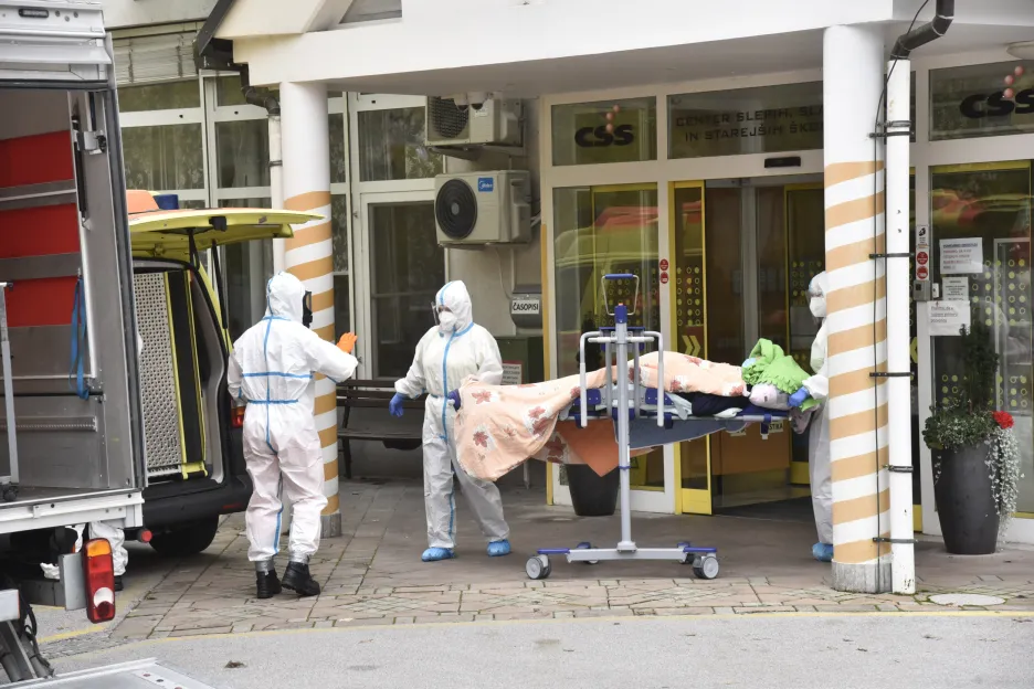 Slovinští zdravotníci převážejí pacienta s koronavirem 