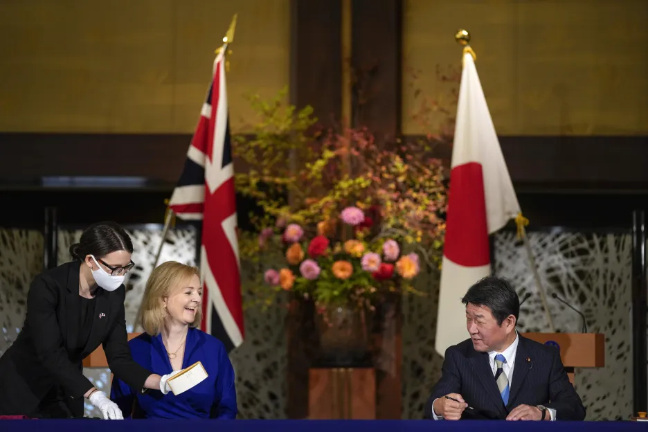 Britská ministryně obchodu Liz Trussová a japonský ministr zahraničí Tošimicu Motegi při podpisu smlouvy