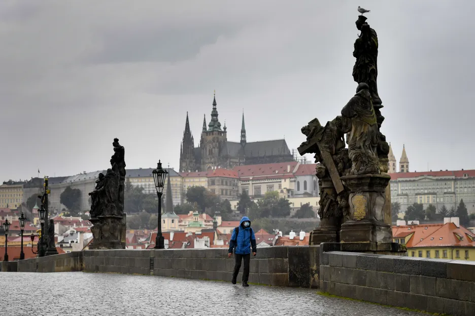 Pražský Karlův most bez turistů