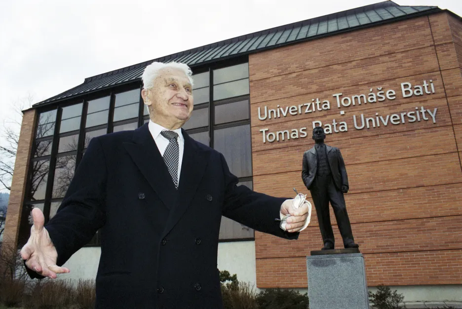 Tomáš Baťa před univerzitou a sochou otce v lednu 2001