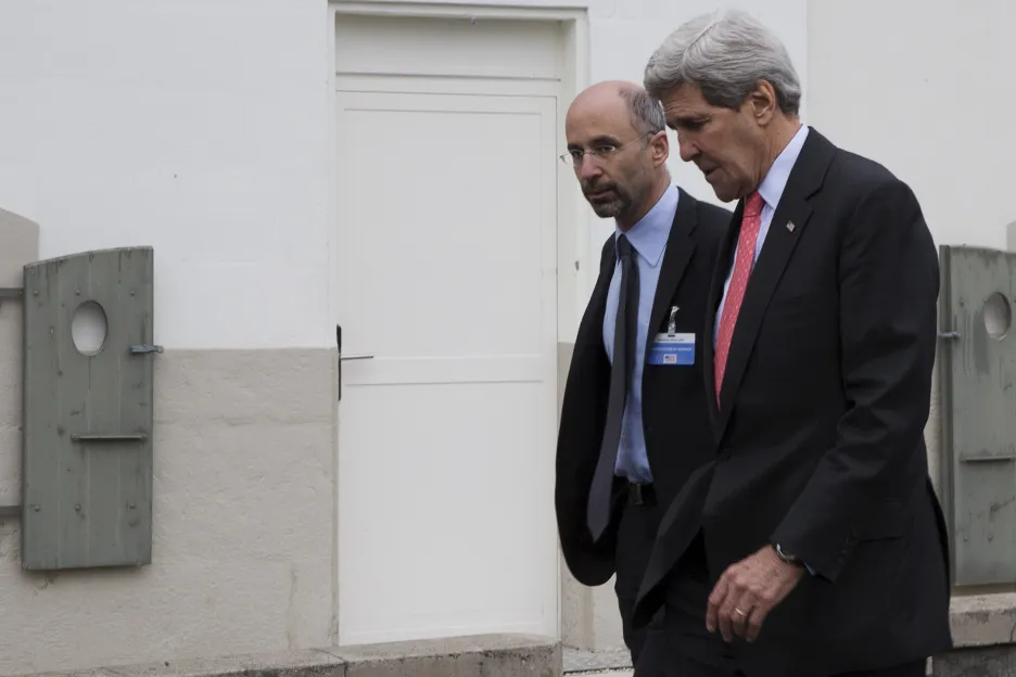 Robert Malley (vzadu) a bývalý americký ministr zahraničí John Kerry