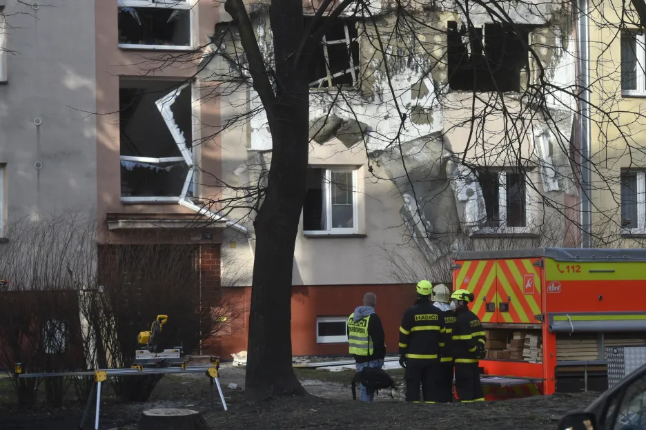 Zásah hasičů u požáru v pětipatrovém domě v Ostravě - Hrabůvce