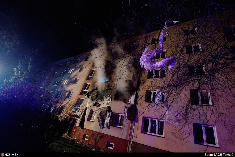 Výbuch způsobil požár v pětipatrovém domě v Ostravě