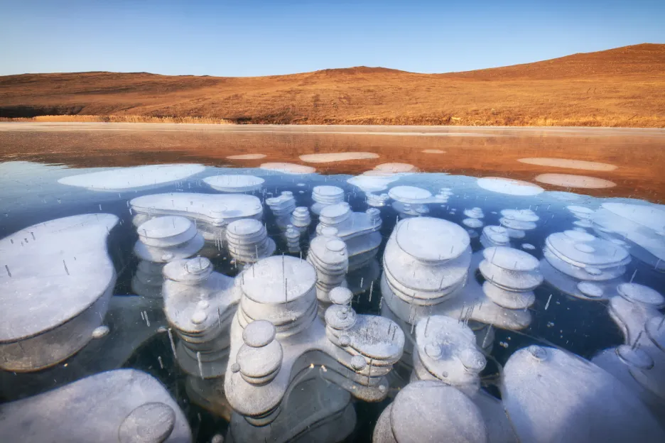 Bublinky metanu v zamrzlém Bajkalu