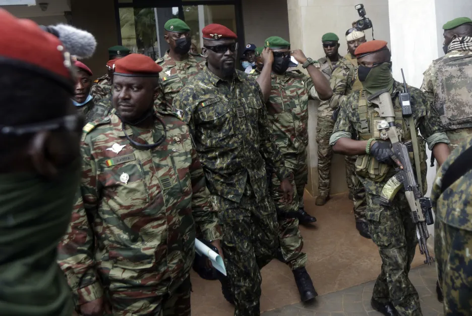 Plukovník Mamady Doumbouya (upostřed), který velí zvláštní armádní jednotce v Guineji 