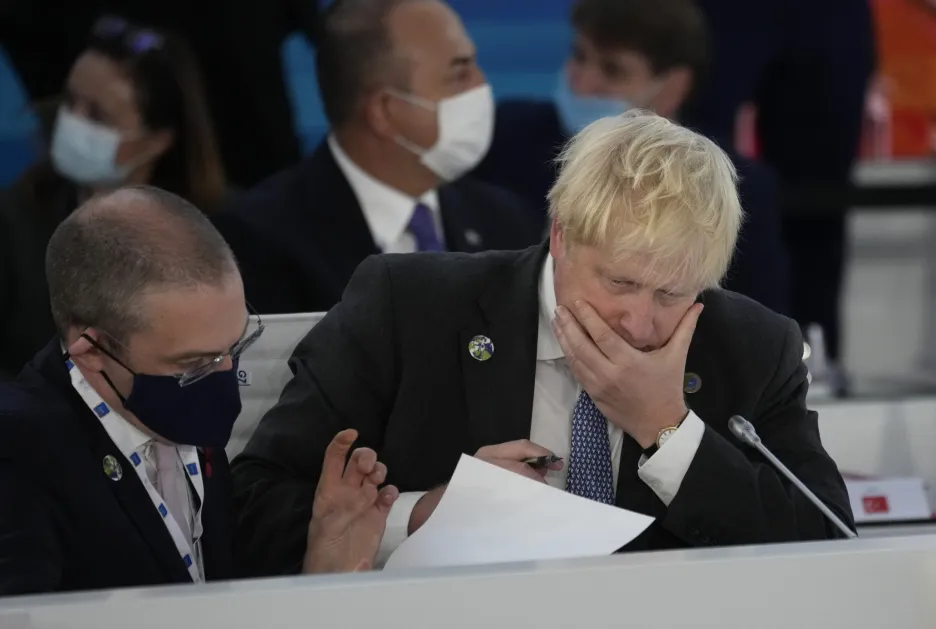 Britský premiér Boris Johnson (vpravo)