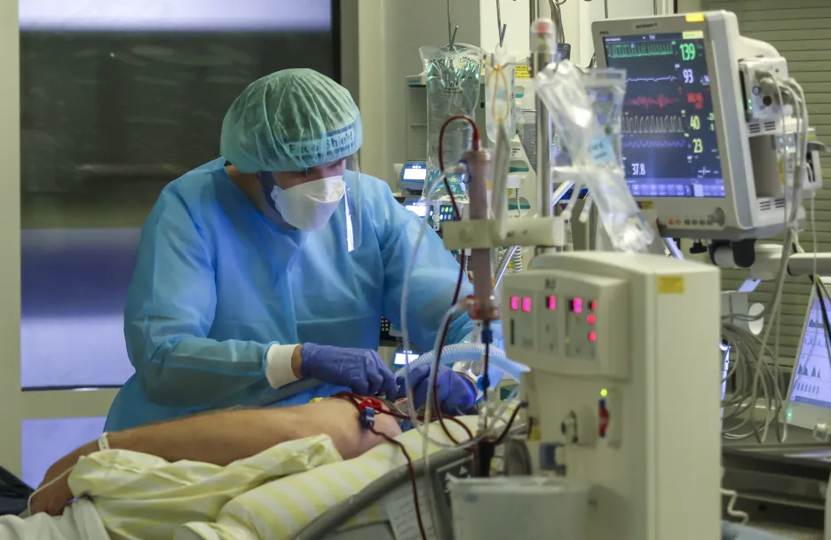 Sestra na JIP pečuje o pacienta s covidem v nemocnici v Lipsku