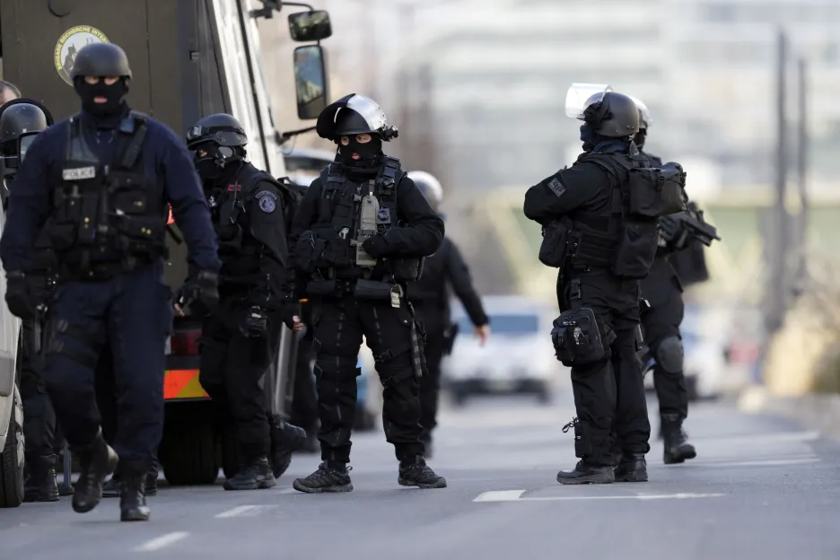Policie zasahuje u pošty u Paříže