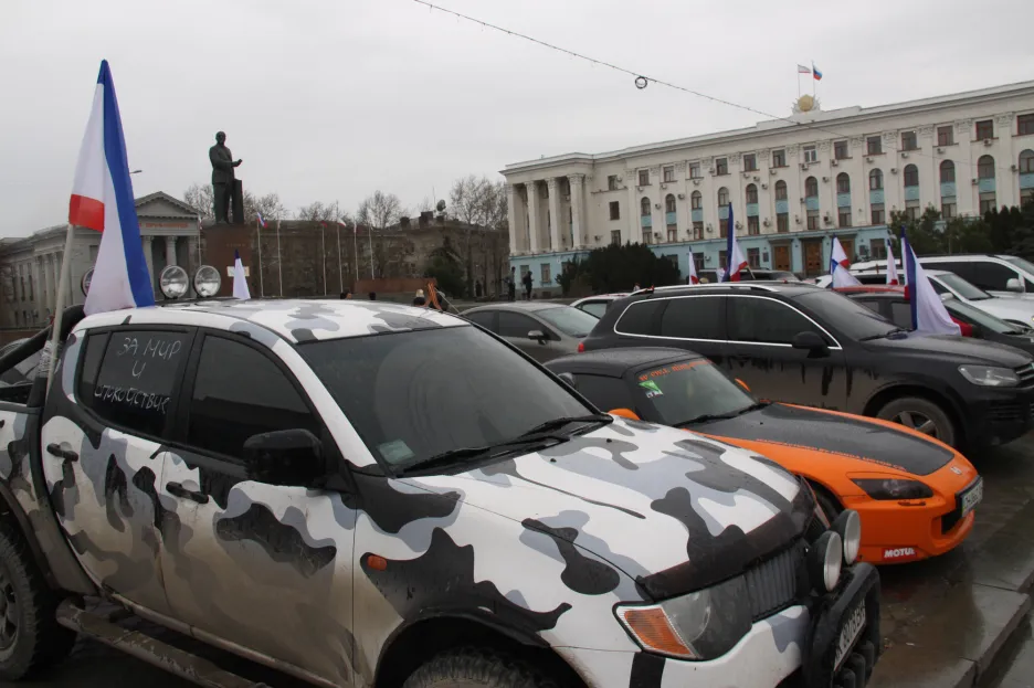 Auto ozdobené vlajkou Krymské autonomní republiky