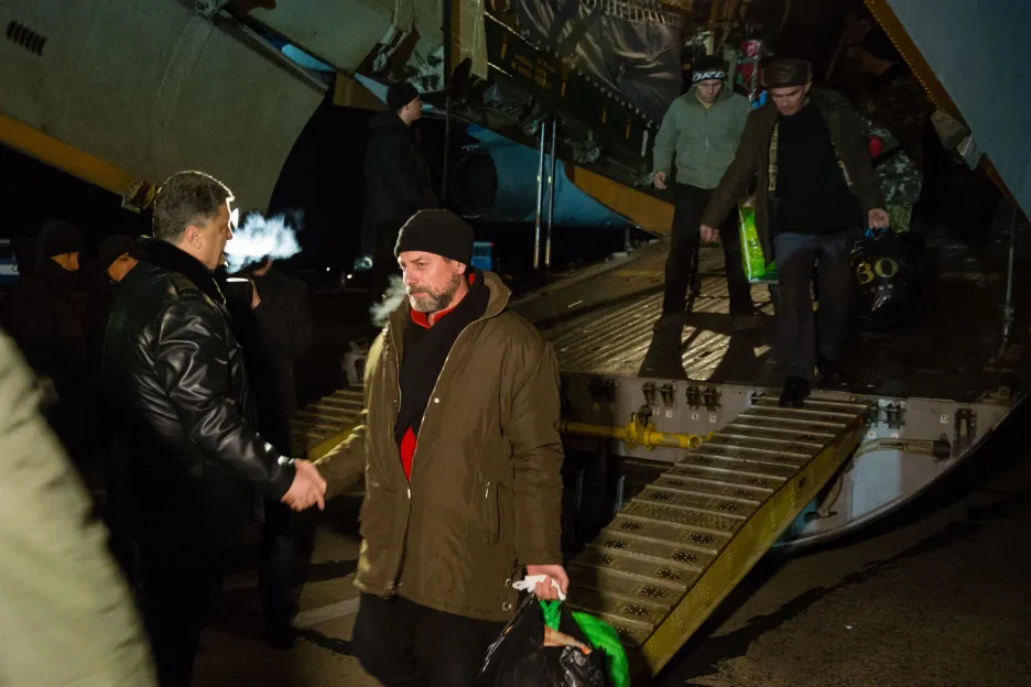 Ukrajinský prezident Petro Porošenko vítá osvobozené vojáky