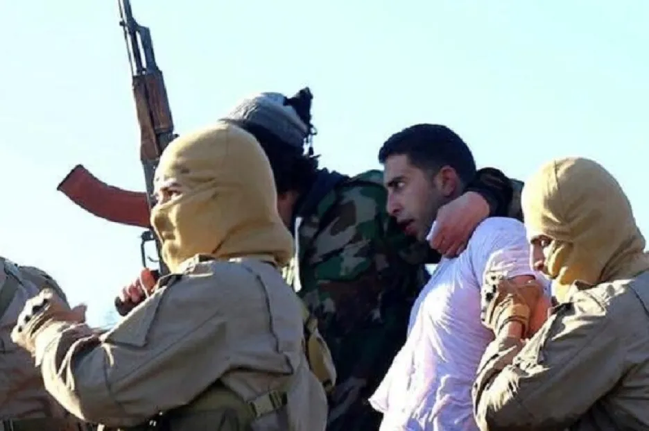 Příslušníci Islámského státu vlečou zajatého jordánského pilota