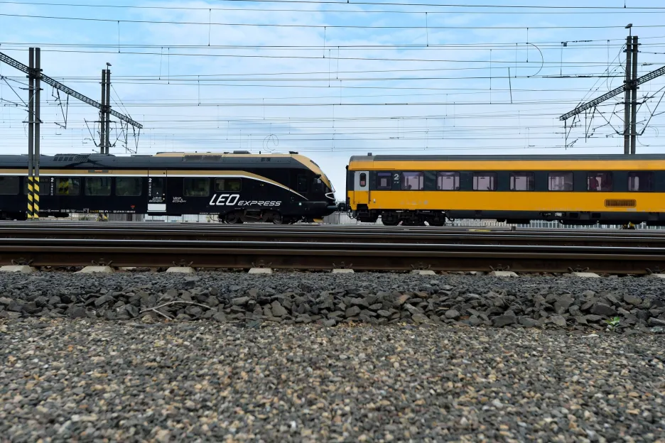 Konkurenční dopravci Leo Expres a RegioJet spojili kvůli výluce soupravy