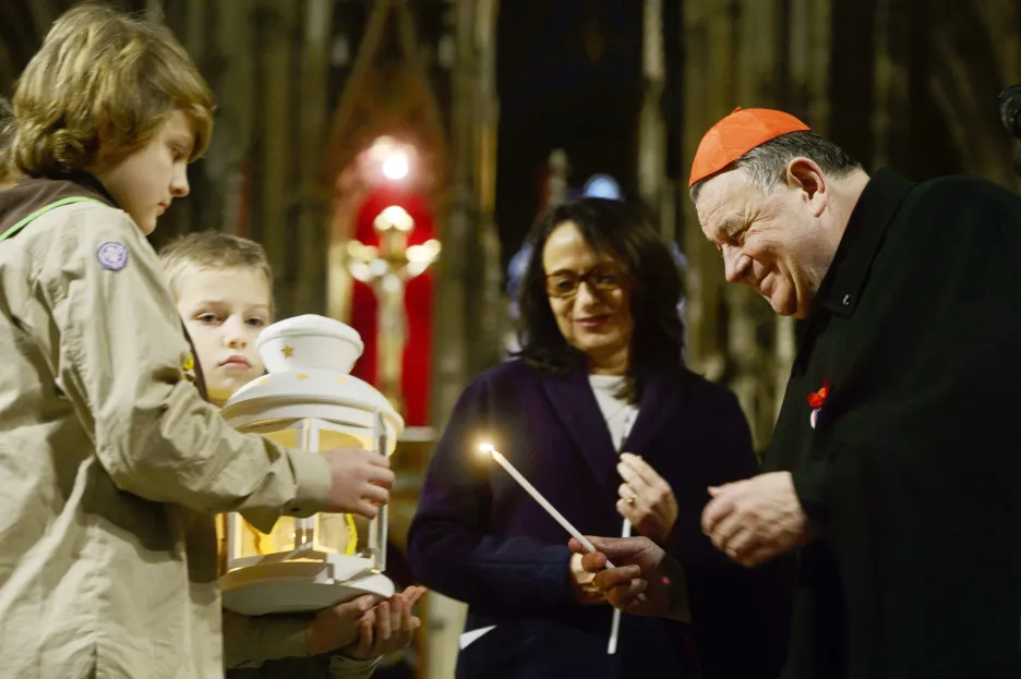 Pražský arcibiskup Dominik Duka a primátorka hlavního města přebírají od skautů Betlémské světlo
