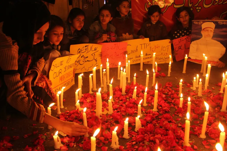 Pákistán truchlí za oběti útoku ve škole v Péšávaru