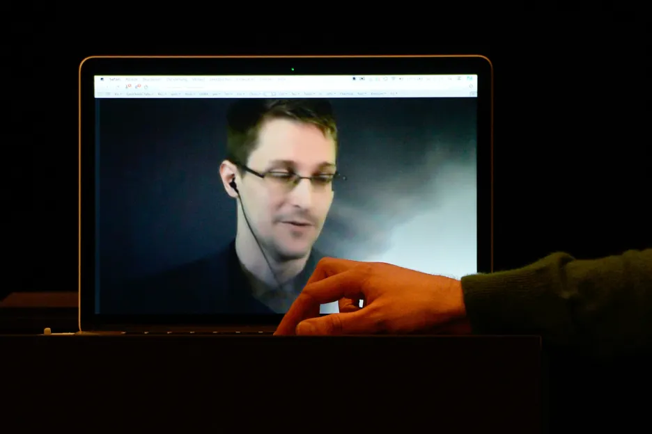 Edward Snowden promluvil na pařížské konferenci AI