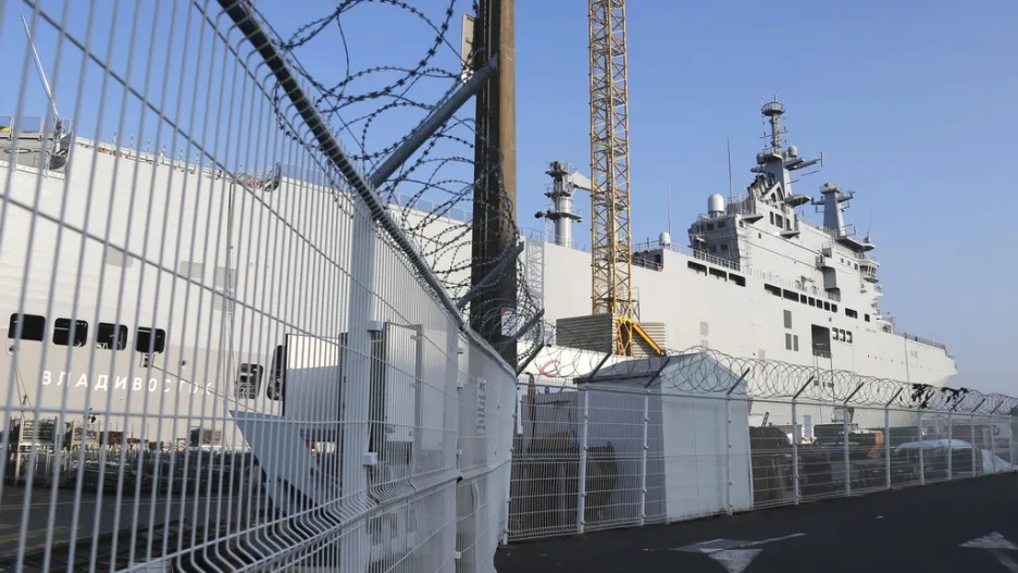 Vladivostok třídy Mistral zatím stále kotví v přístavu Saint-Nazaire