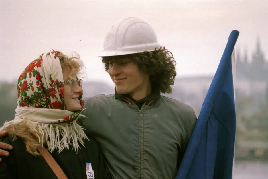 Studentka s mladým dělníkem v listopadových dnech 1989