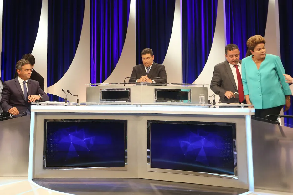 Aécio Neves a Dilma Rousseffová po předvolební televizní debatě