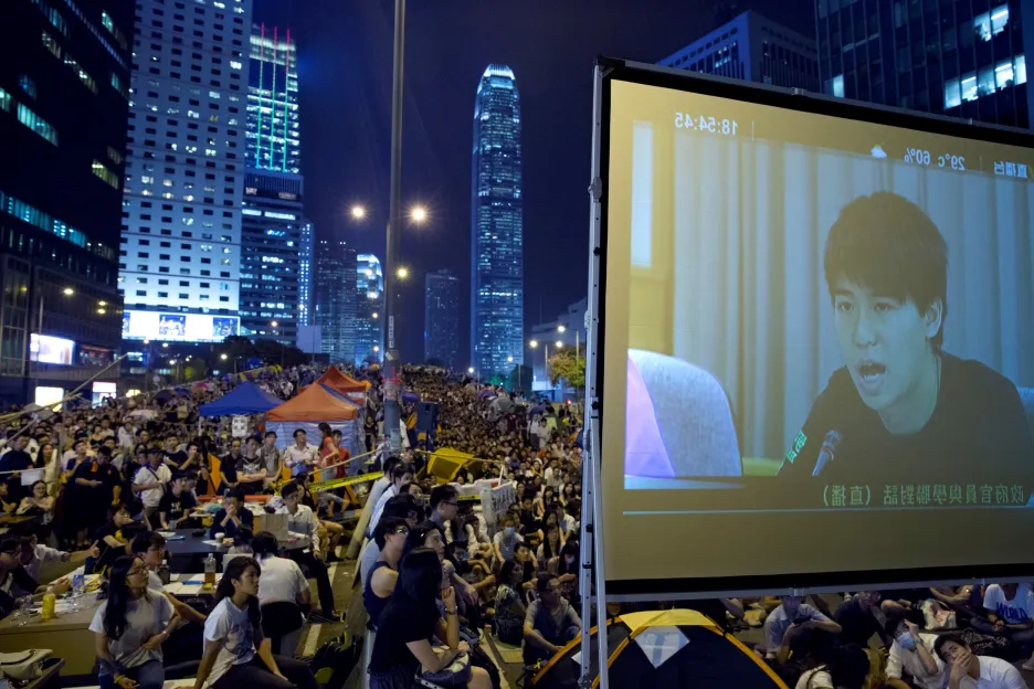 Demonstranti sledují přenos jednání s vedením Hongkongu