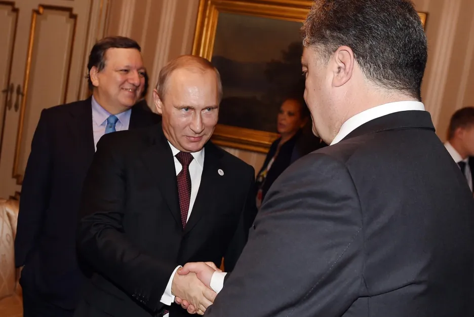 Putin s Porošenkem na summitu v Milánu