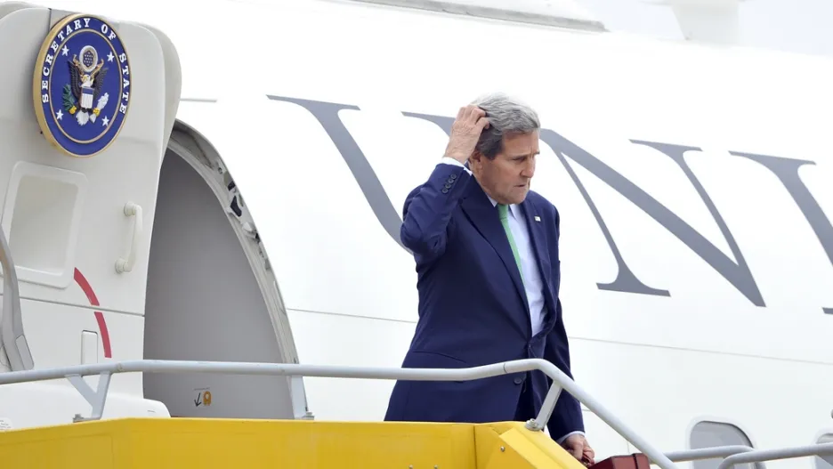 John Kerry už při příletu do Vídně možná tušil komplikace...