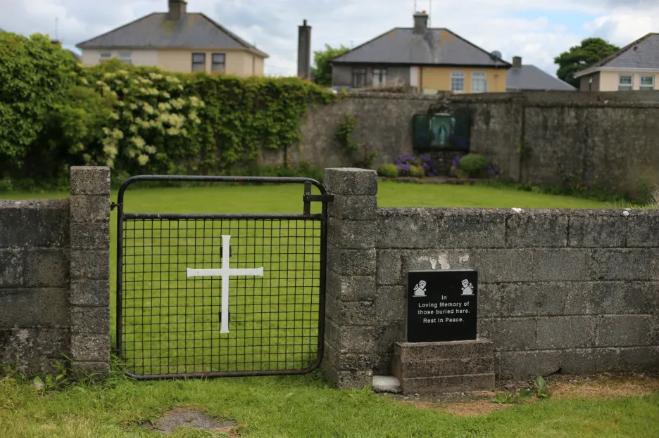 U sirotčince v irském Tuamu byly pohřbeny stovky dětí