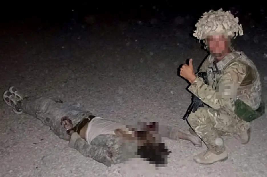 Britský voják pózuje u mrtvoly afghánského povstalce