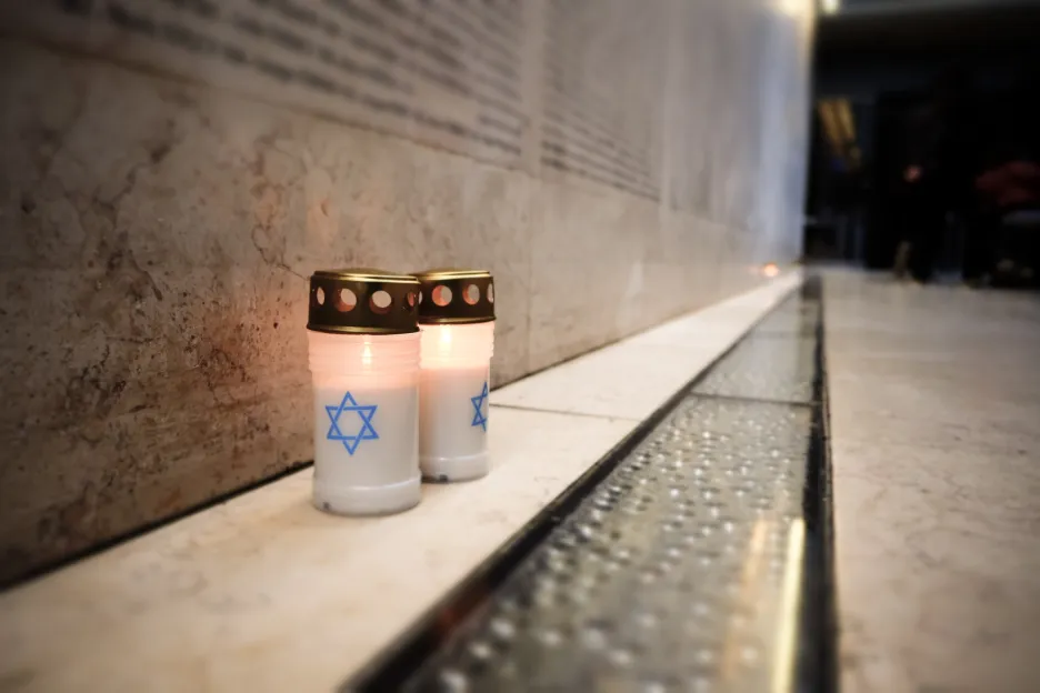 Památku obětí holocaustu uctili lidé i v Paříži