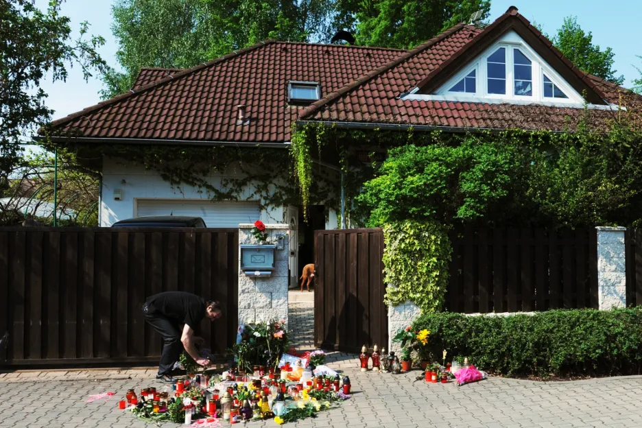 Pietní místo u rodinného domu Ivety Bartošové