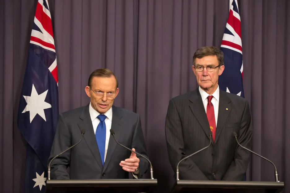 Tony Abbott a šéf pátracího týmu Angus Houston