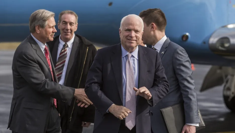 John McCain při příletu do Tallinnu