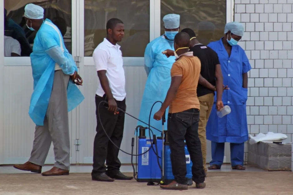 Západní Afrikou se šíří ebola