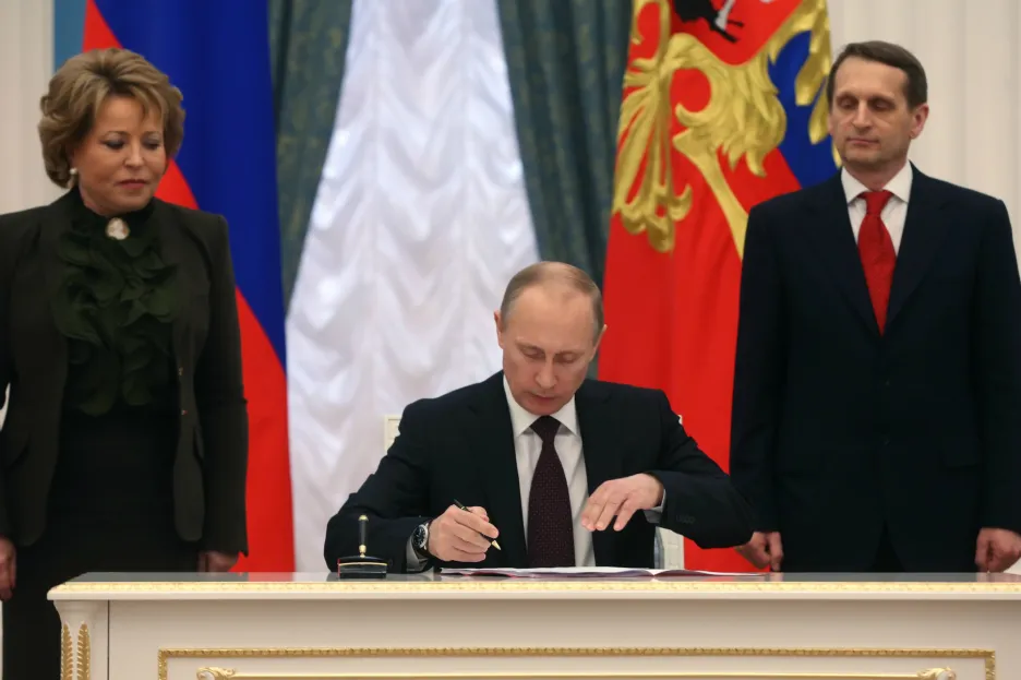 Vladimir Putin podepisuje smlouvu o připojení Krymu k Ruské federaci