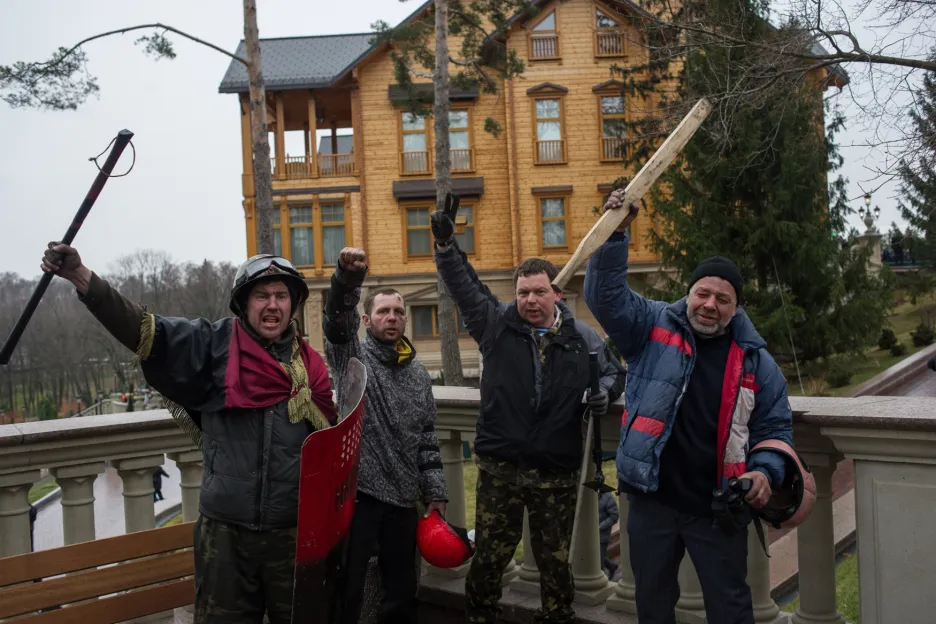 Ukrajinci pózují před sídlem Viktora Janukovyče  v Mežyhirje