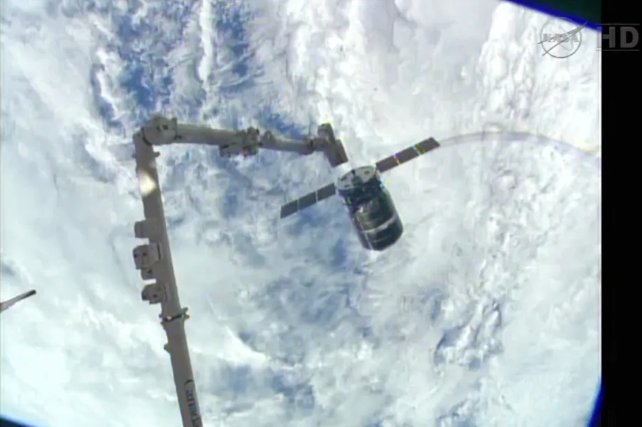 Připojování nákladní lodi Cygnus k ISS